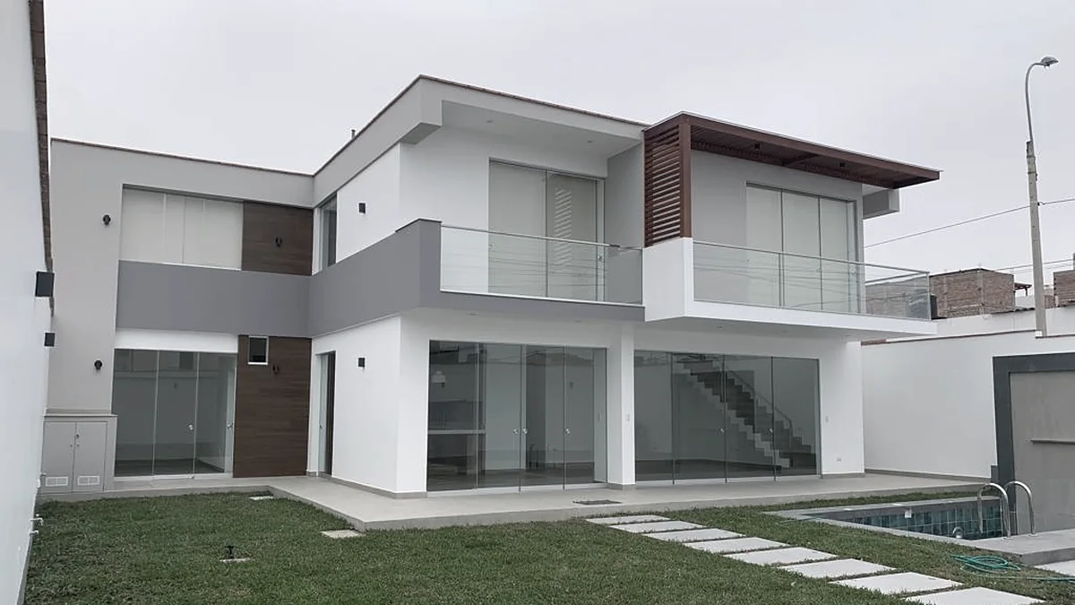 Vivienda Franco en San Bartolo: casa de dos pisos con jardín y piscina