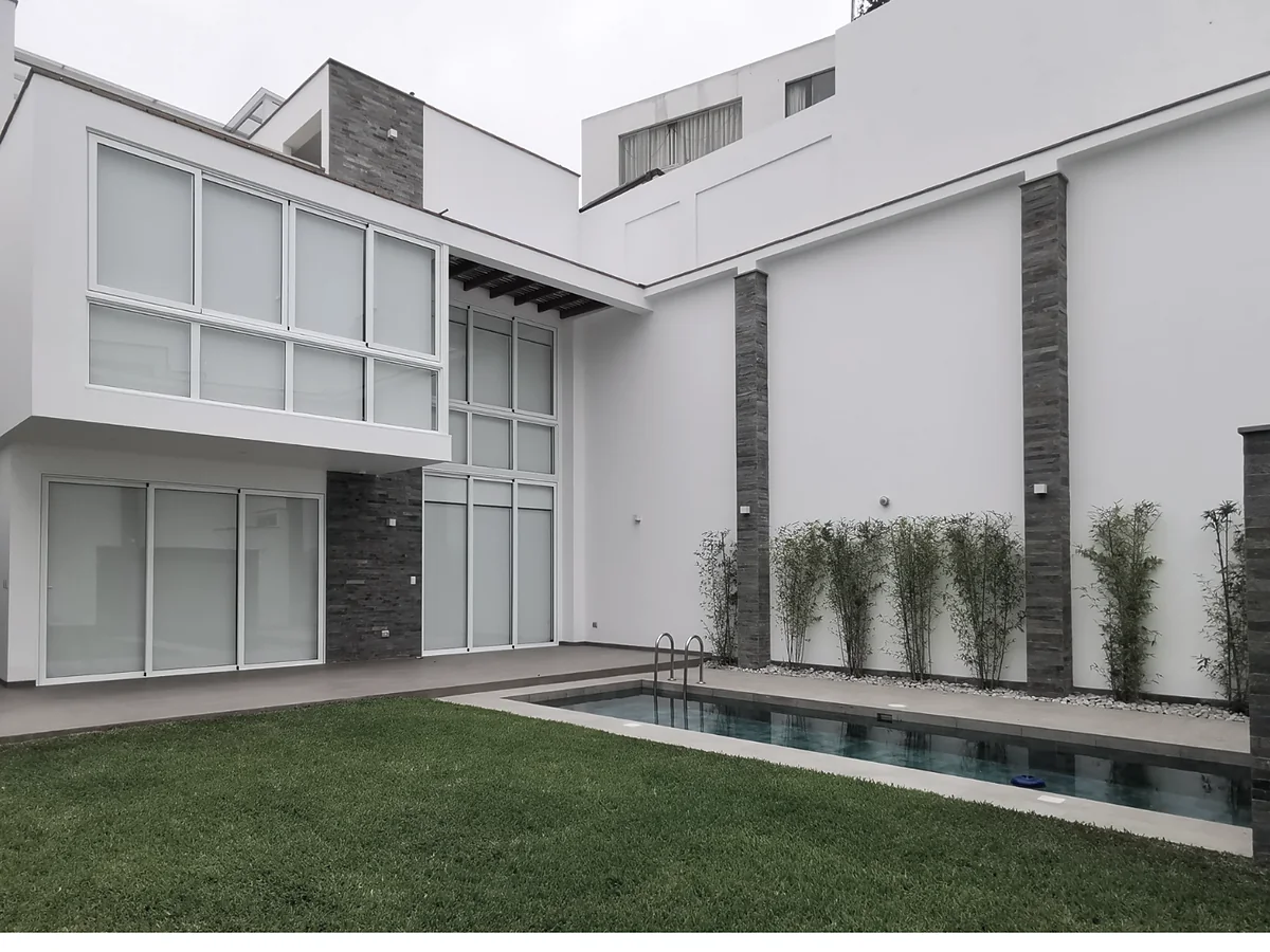 Jardín y piscina de la vivienda de Edgardo Arrescurrenaga en San Isidro