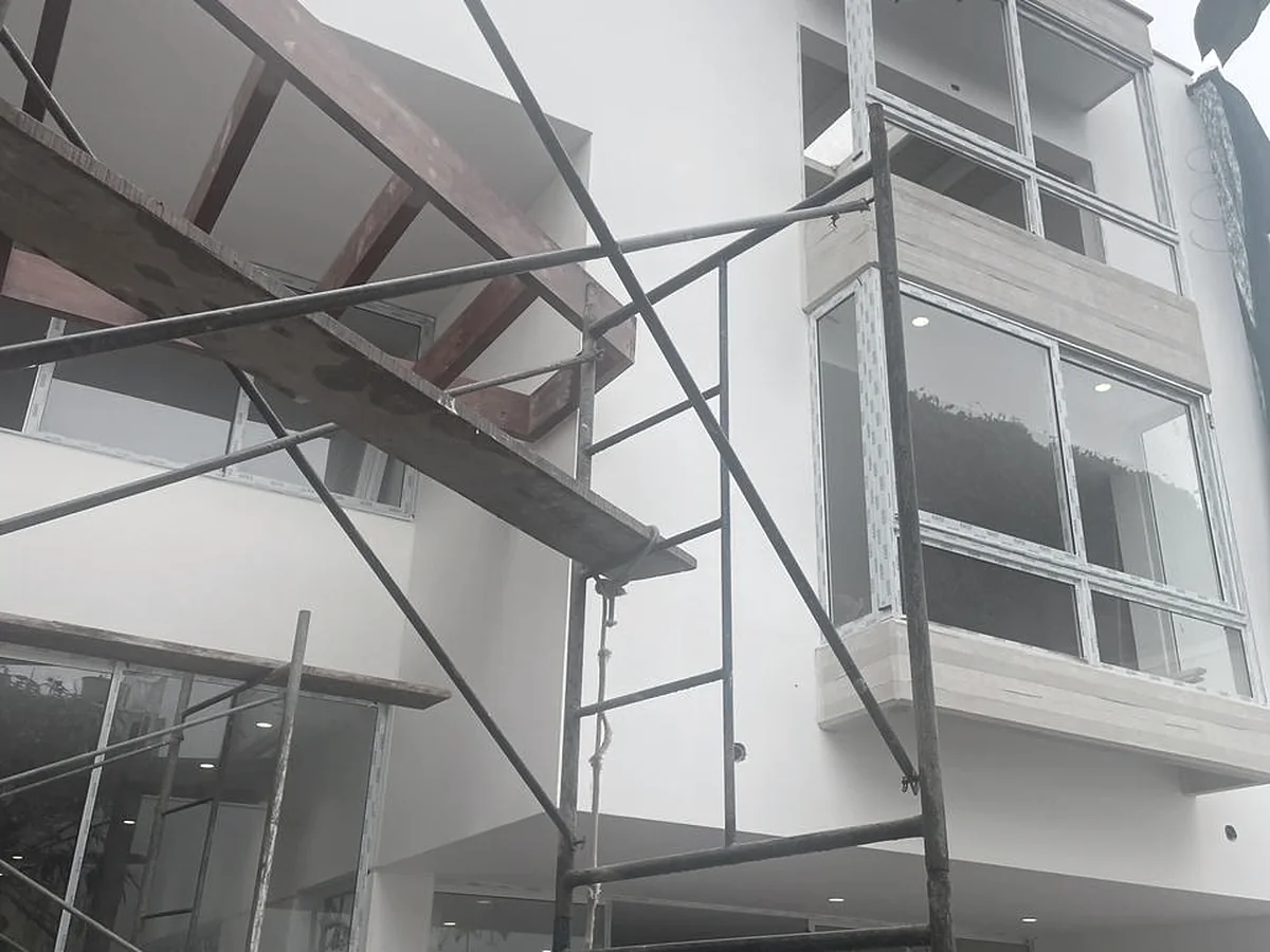Remodelación de fachada en proceso: nuevas mamparas y balcones, con andamios