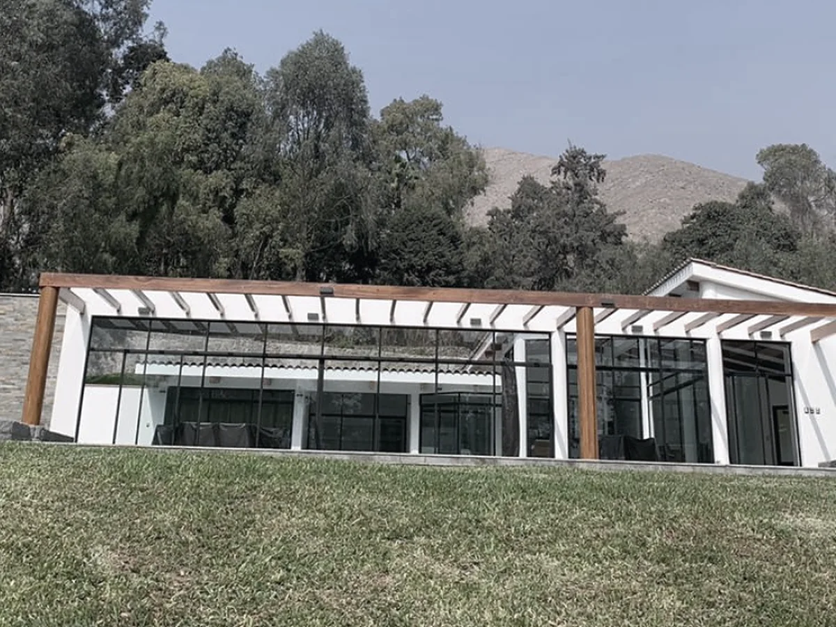 Vivienda Montaño en Chaclacayo, de un piso con pérgola de madera