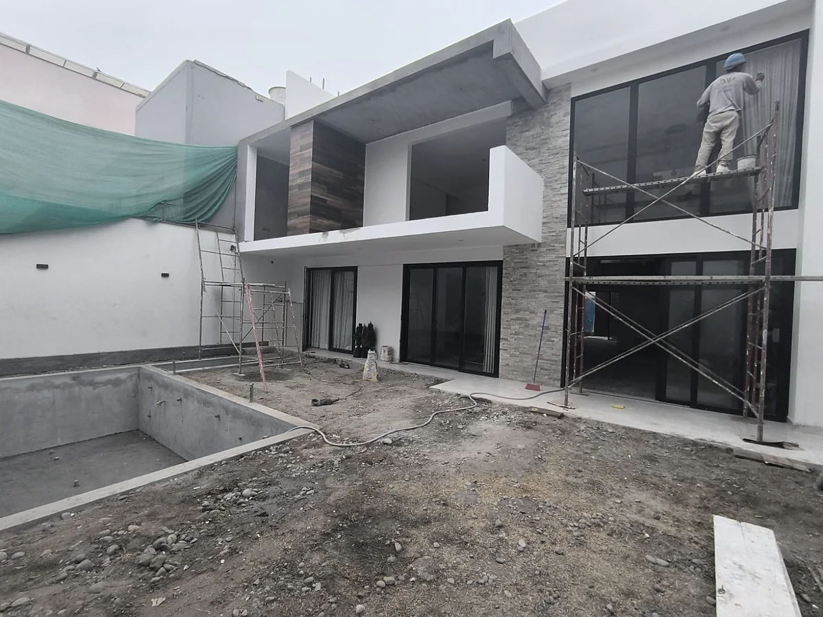Vivienda en San Borja (José Novoa) en la etapa de acabados, con piscina en construcción