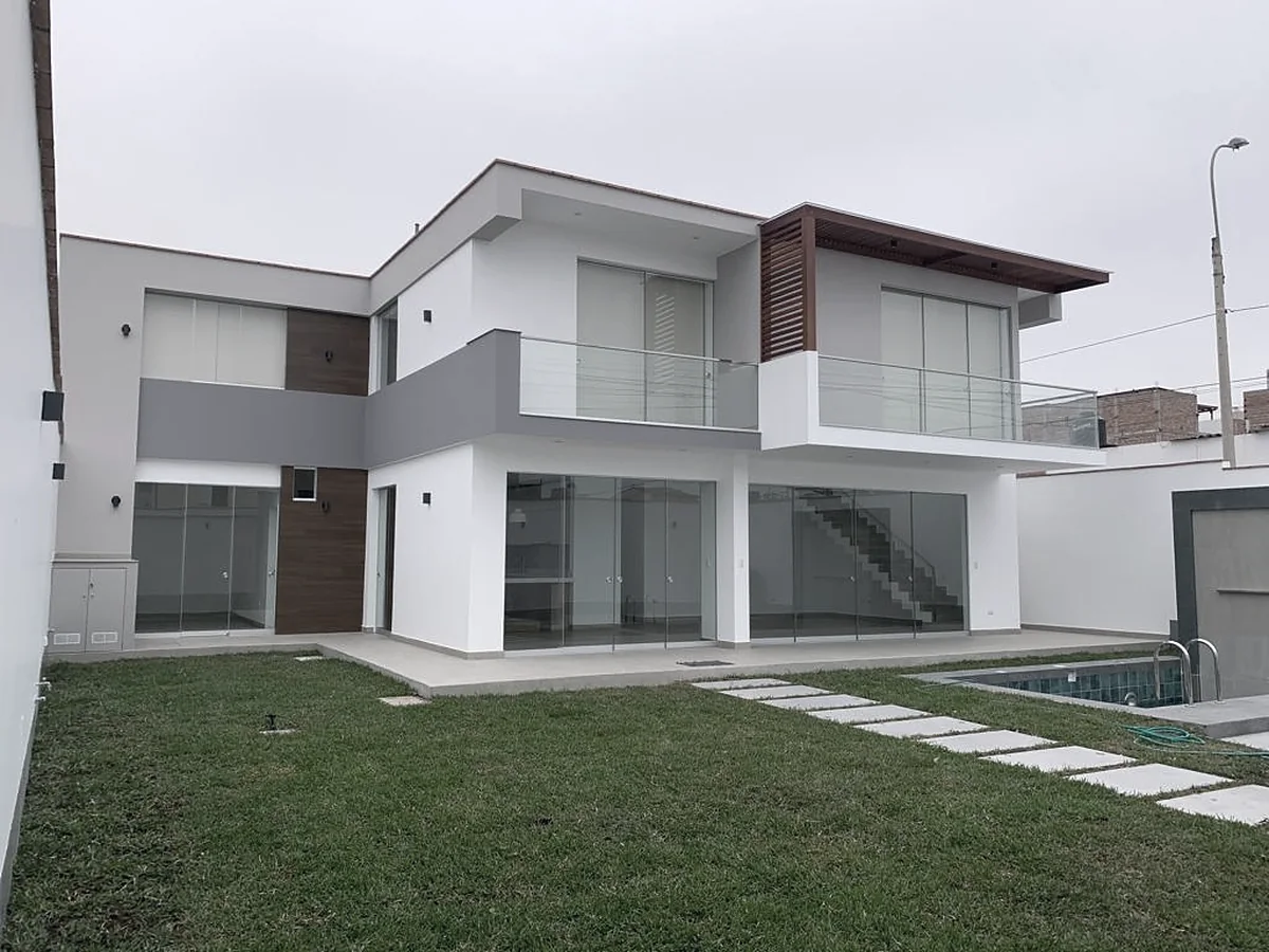 Vivienda Franco en San Bartolo: casa de dos pisos terminada, con jardín y piscina